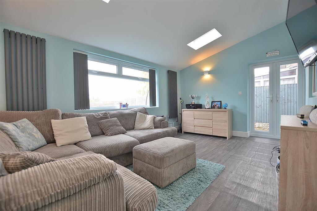 Hamilton Drive, Warsop 3 bed detached house £215,000
