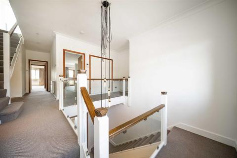 8 Amberden Avenue, London, N3 3BJ