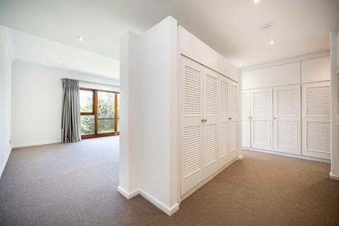 8 Amberden Avenue, London, N3 3BJ