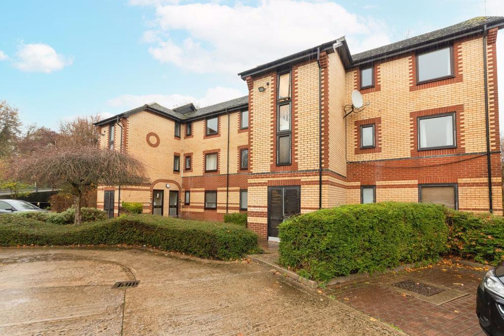 WOKINGHAM 1 bed flat £825 pcm (£190 pw)