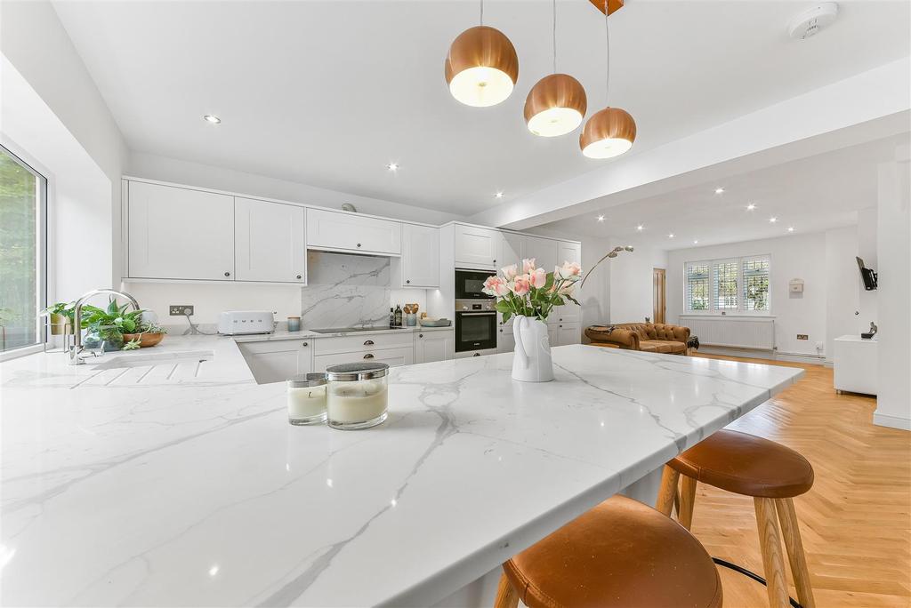 Green Curve, Banstead 4 bed detached house £1,150,000