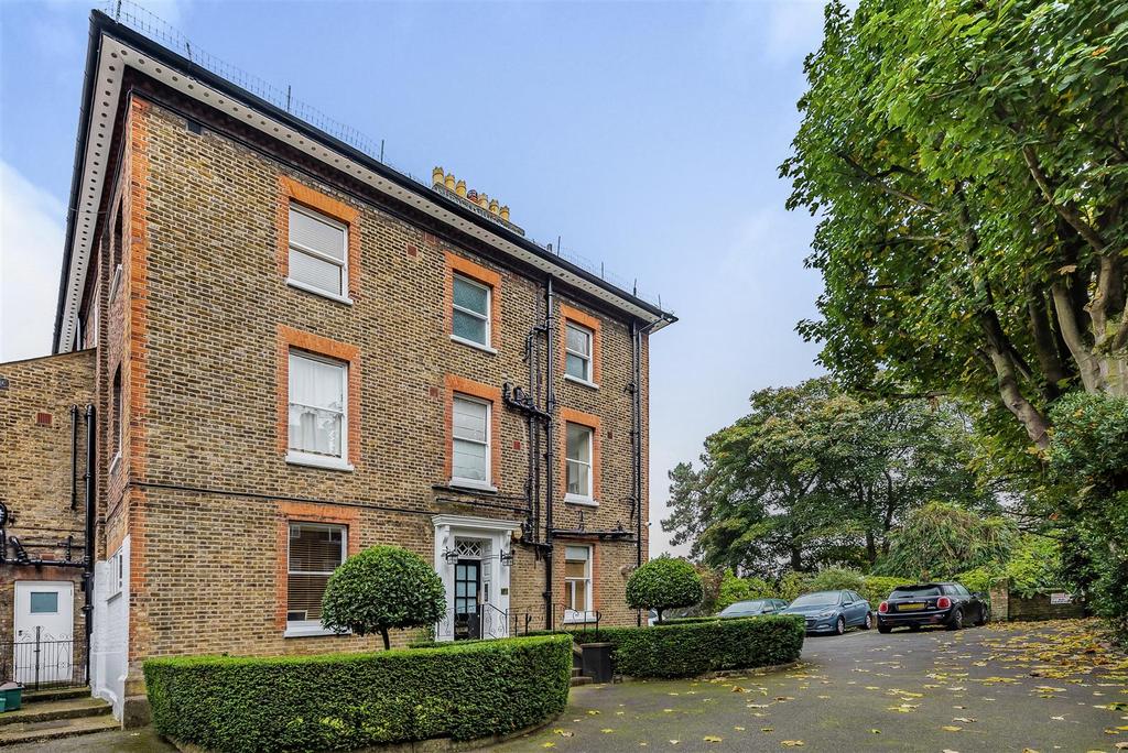 East Heath Road, Hampstead, NW3 3 bed flat £1,350,000
