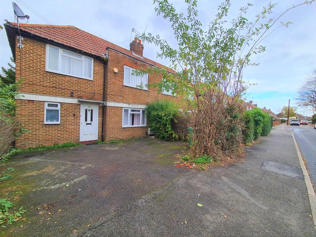 Birchway, Hayes, London, UB3 5 bed semidetached house £2,000 pcm (£