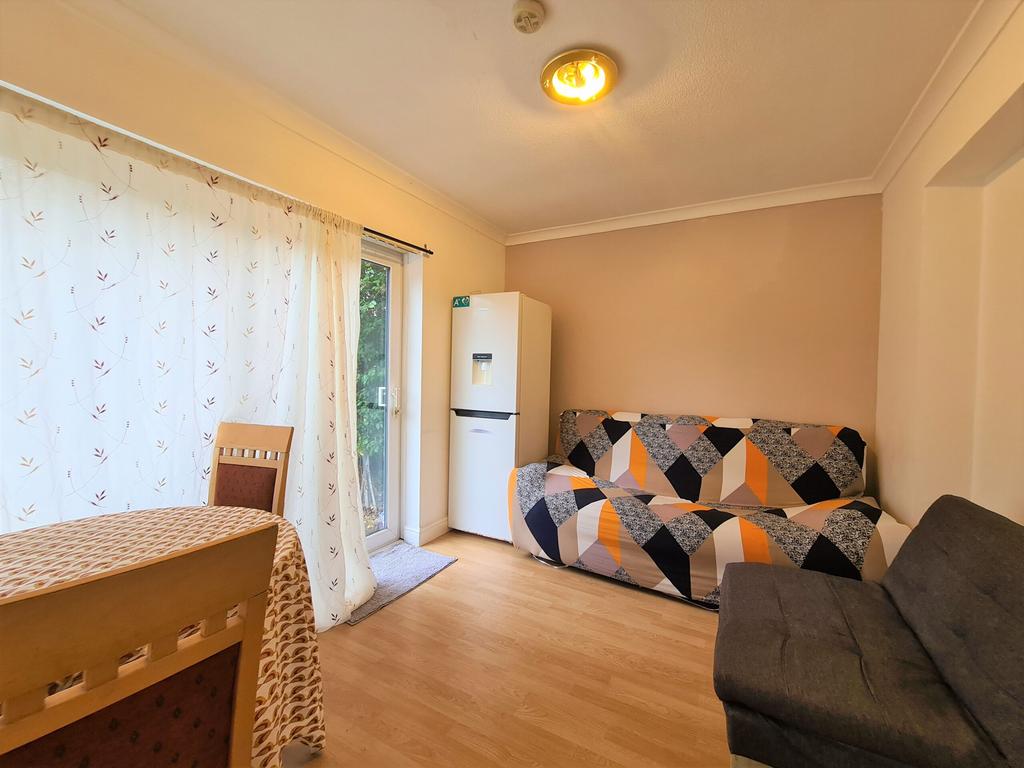 Birchway, Hayes, London, UB3 5 bed semidetached house £2,000 pcm (£462 pw)