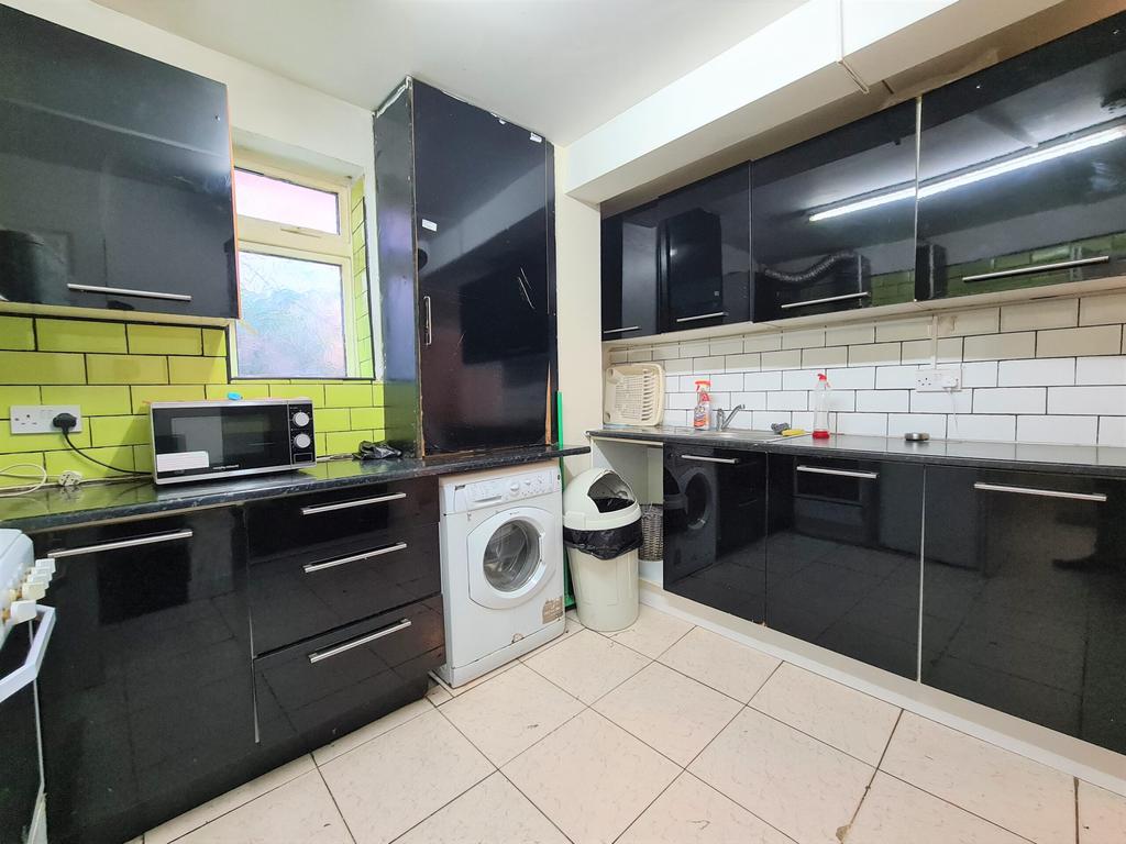 Birchway, Hayes, London, UB3 5 bed semidetached house £2,000 pcm (£462 pw)
