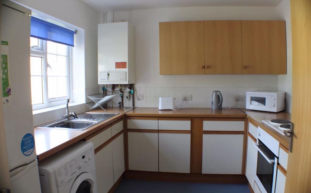 Harkness Drive, Canterbury, CT2 5 bed house £2,800 pcm (£646 pw)