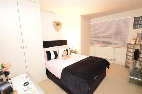 2 bedroom apartment to rent, Queens Road, Buckhurst Hill, IG9