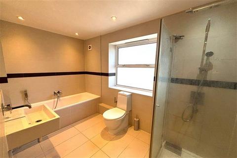 2 bedroom apartment to rent, Queens Road, Buckhurst Hill, IG9