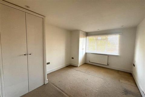 2 bedroom apartment to rent, Queens Road, Buckhurst Hill, IG9