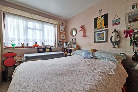 49 Neave Crescent, Romford, RM3 8HN