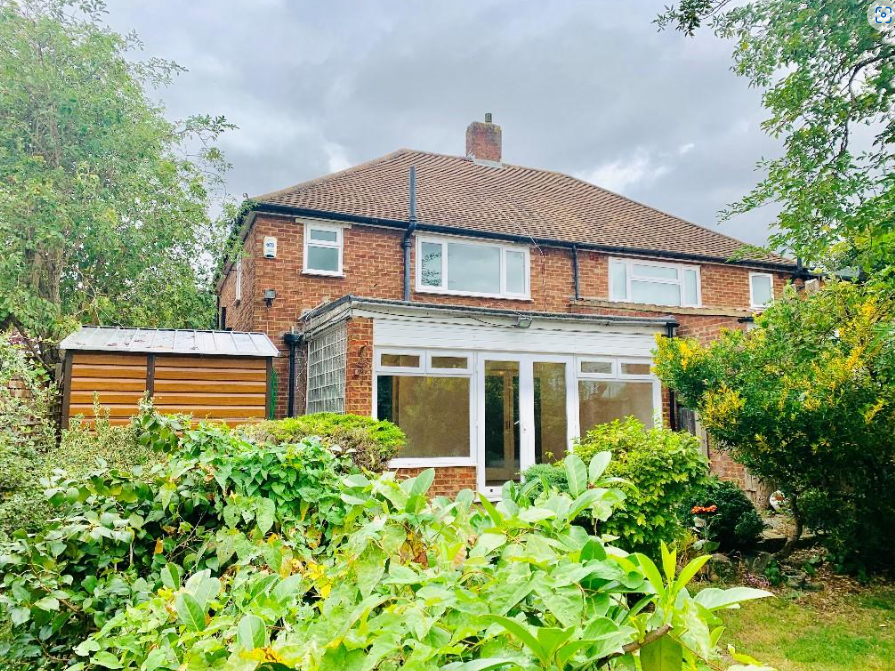 Murtwell Drive, Chigwell IG7 3 bed semidetached house £2,200 pcm (£
