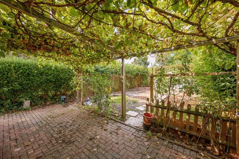 144 Saxon Drive, Acton, London, W3 0NT