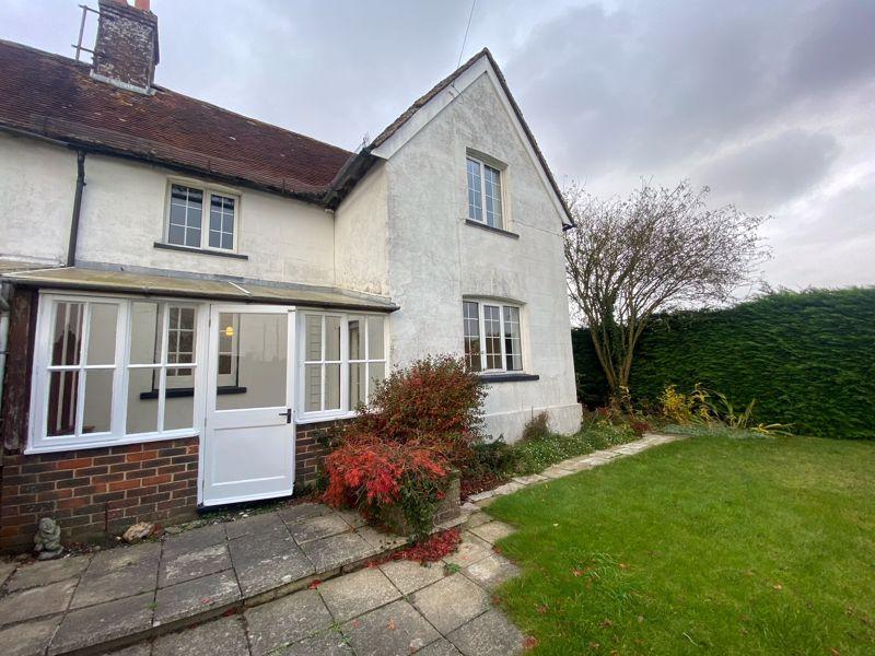 Midhurst Road, Chichester 3 bed cottage £1,295 pcm (£299 pw)