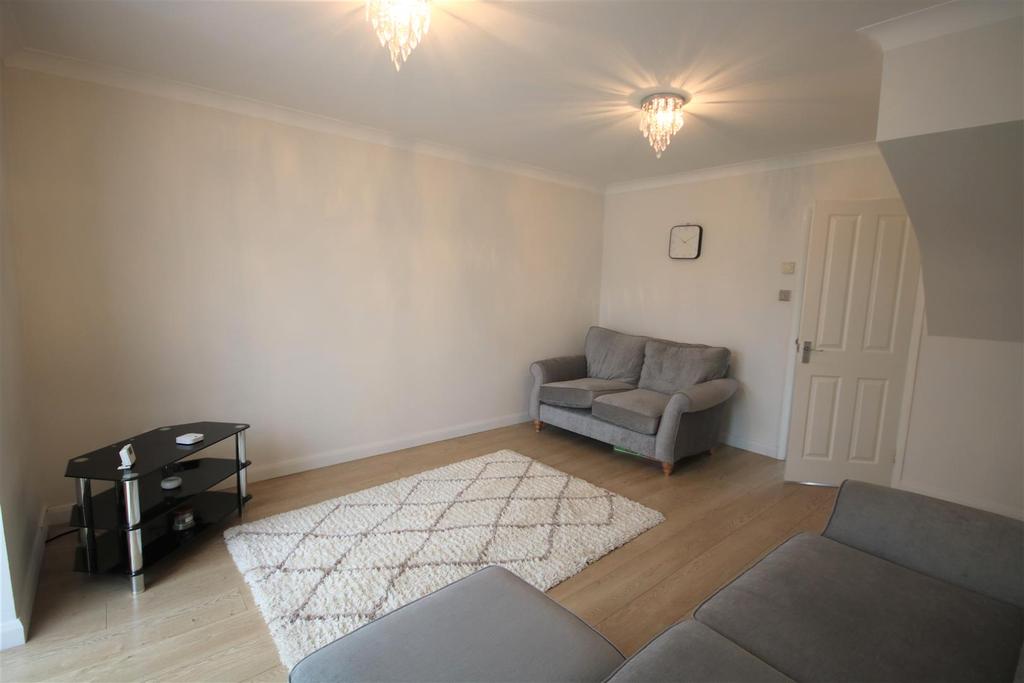 Exbury Way, Nuneaton, CV11 4RY 2 bed semidetached house £850 pcm (£