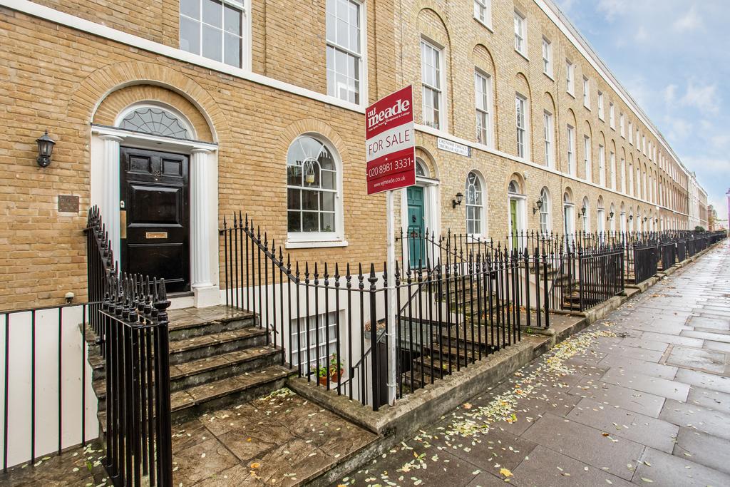Tredegar Square, E3 2 bed flat for sale £449,995