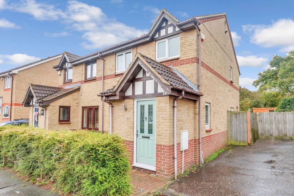 Kestrel Grove, Rayleigh, SS6 3 bed semidetached house £375,000