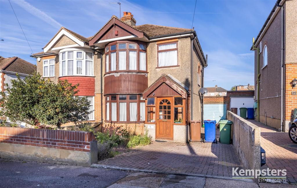 Lowlands Road, Aveley, South Ockendon 3 bed semidetached house £365,000