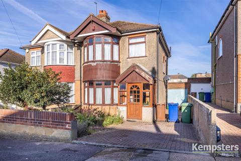 13 Lowlands Road, Aveley, South Ockendon, RM15 4ED