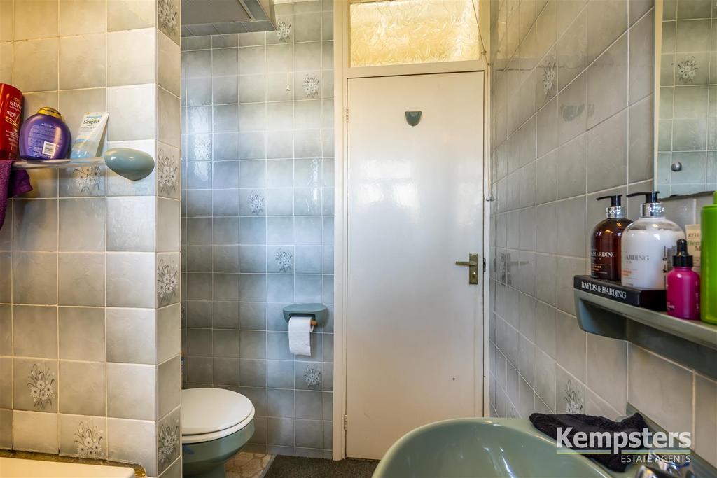 Bathroom 2nd.jpg