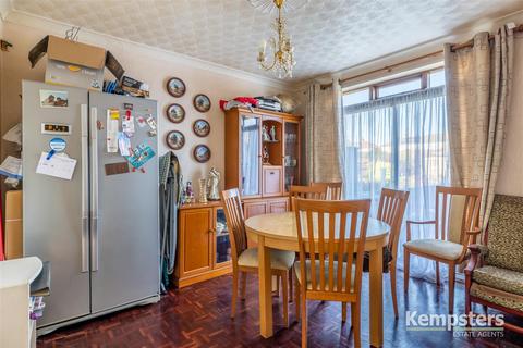 13 Lowlands Road, Aveley, South Ockendon, RM15 4ED