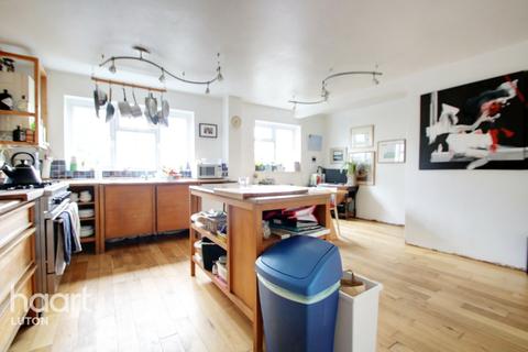 12 Downs Road, Luton, LU1 1QR