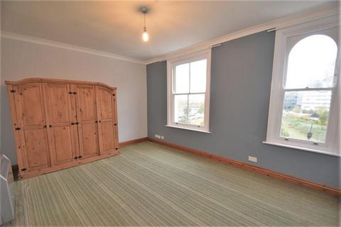 Studio to rent, Old Town/Quay