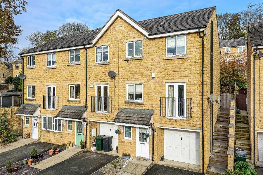 Astwick Close, East Morton, BD20 5WH 3 bed townhouse £240,000
