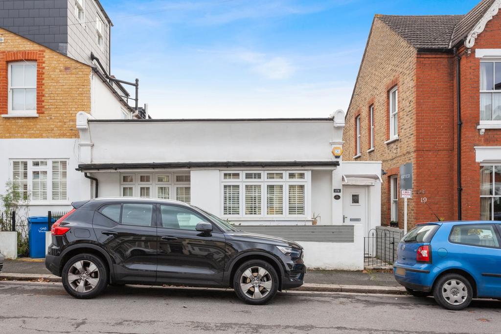 Waveney Avenue, Dulwich, SE15 2 bed bungalow £1,794 pcm (£414 pw)