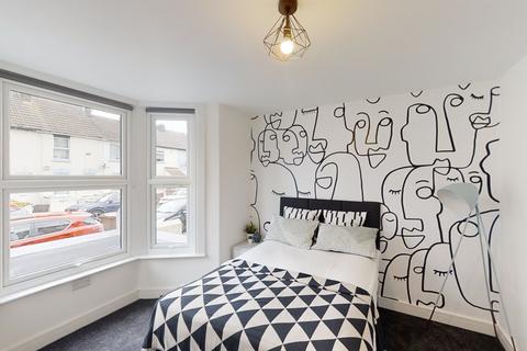 5 bedroom house share to rent, Double Room with en-suite shower room - Trafalgar Street, Gillingham