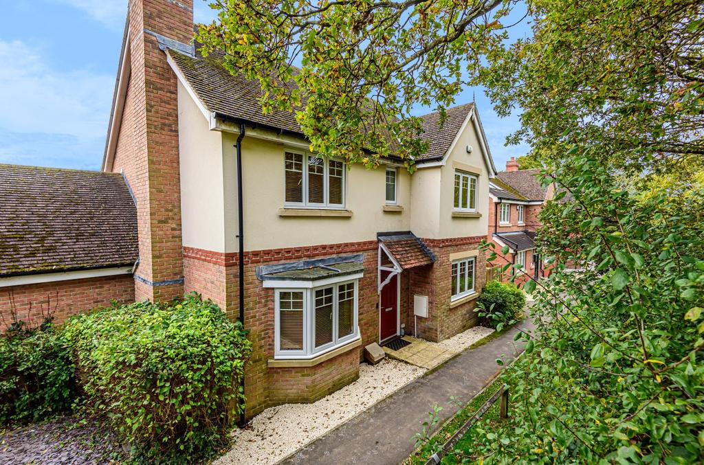 Carina Drive, Wokingham 4 bed detached house £700,000