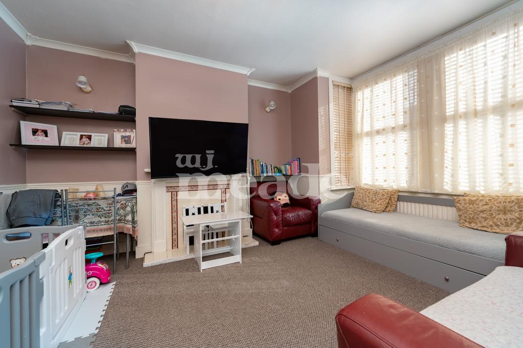 Selwyn Avenue, Highams Park, E4 1 bed flat £300,000