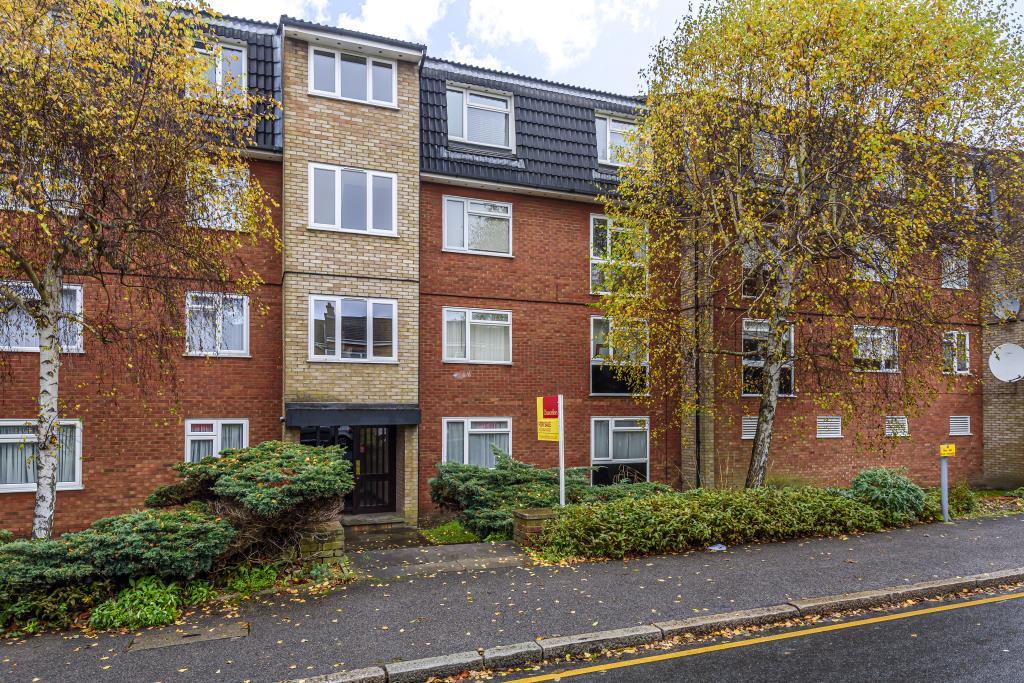 High EN5 3 bed flat £392,000