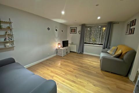 2 bedroom flat to rent, Spring Close, Chadwell Heath, RM8