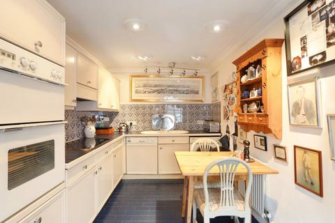 Flat 4, Park House, 123 - 125 Harley Street, London, W1G 6AY