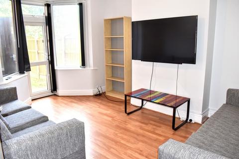 8 bedroom semi-detached house to rent, Heyscroft Road, Withington, Manchester