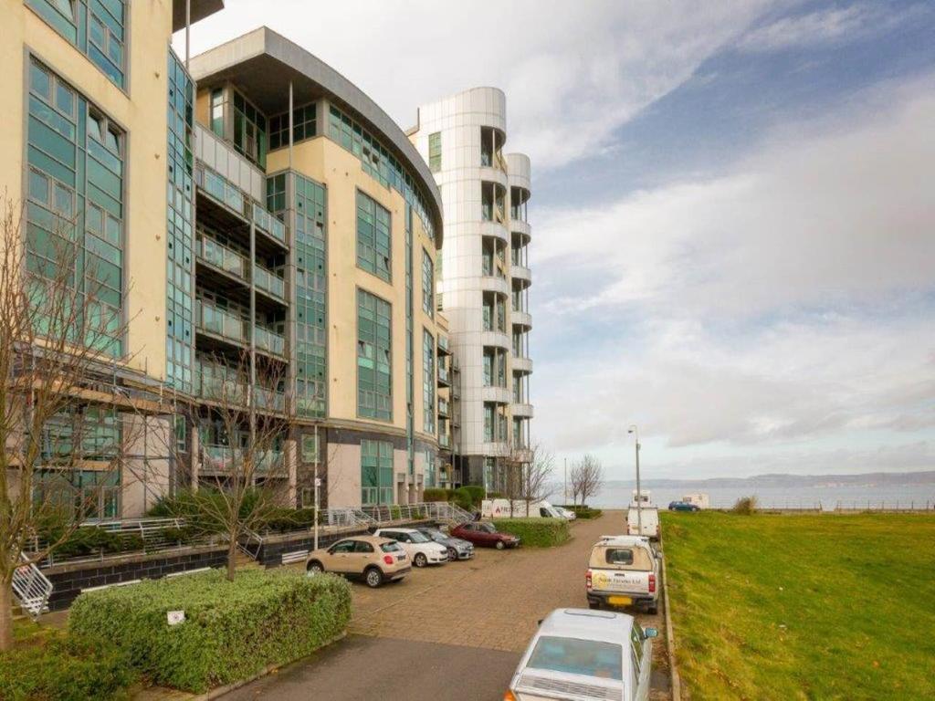 Western Harbour Way, Western Harbour, Edinburgh 2 bed flat £1,350 pcm