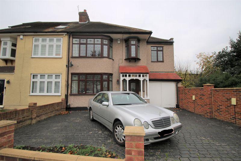 Chester Avenue, Upminster 5 bed house £2,100 pcm (£485 pw)