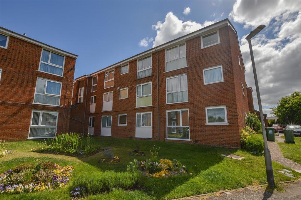 Hardwicke Place, London Colney 1 bed flat £795 pcm (£183 pw)