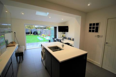 52 Browning Avenue, Worcester Park, KT4 8AX