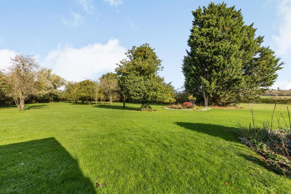 Crowle Road, Tibberton, Droitwich Spa, Worcestershire, WR9 7NT 5 bed