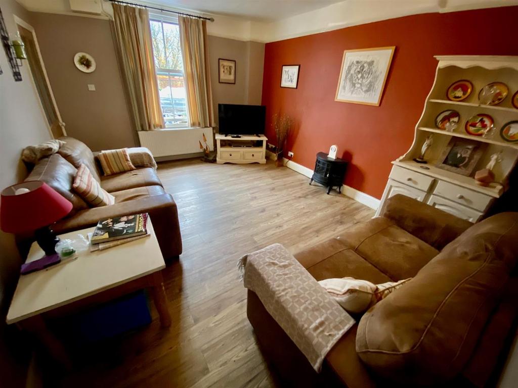 Kings Road, Malvern 2 bed terraced house £230,000