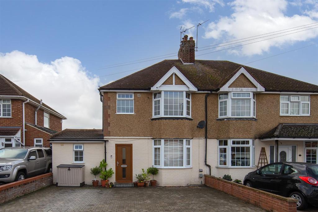 The Retreat, Dunstable, Bedfordshire 3 bed semidetached house £415,000