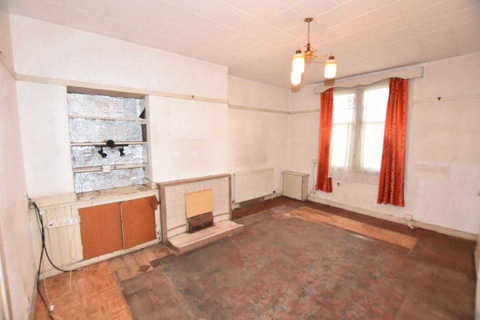 Darnhall Crescent, Perth 2 bed semidetached house £125,000