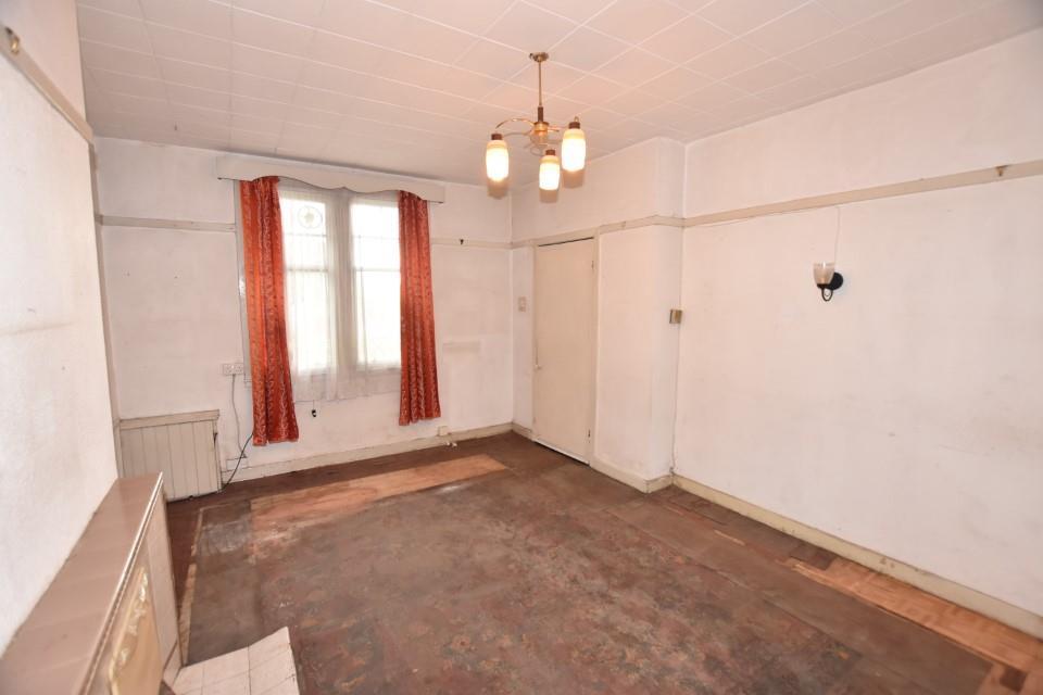 Darnhall Crescent, Perth 2 bed semidetached house £125,000