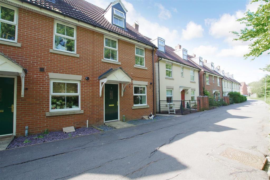 Lavina Walk, Taw Hill, Swindon 3 bed townhouse £1,000 pcm (£231 pw)