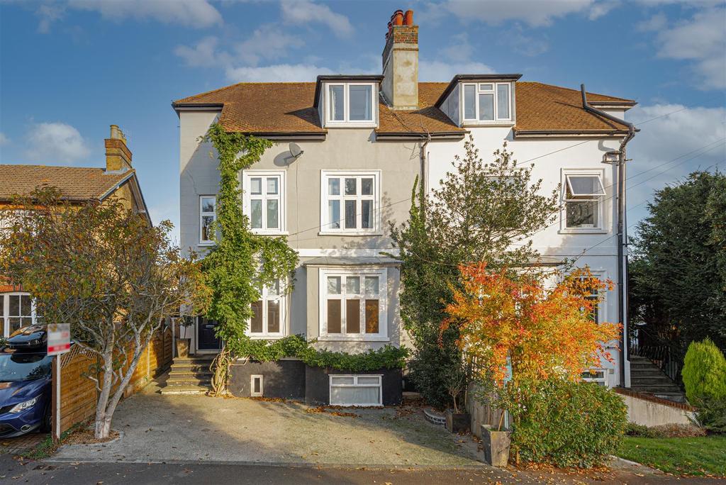 Holmesdale Road, Reigate 4 bed house £2,750 pcm (£635 pw)