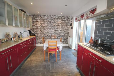 4 bedroom terraced house to rent, Barnacres Road, Hemel Hempstead, Hertfordshire, HP3 8JQ