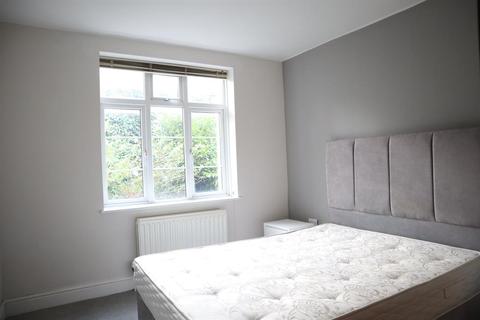 2 Manor Vale, Brentford, TW8 9JP