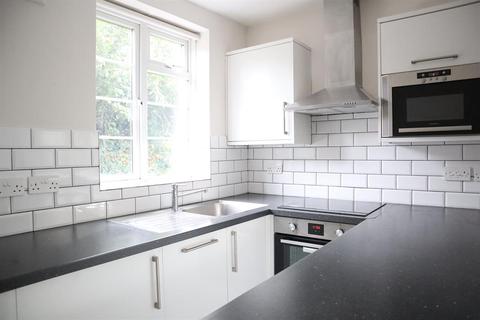 2 Manor Vale, Brentford, TW8 9JP