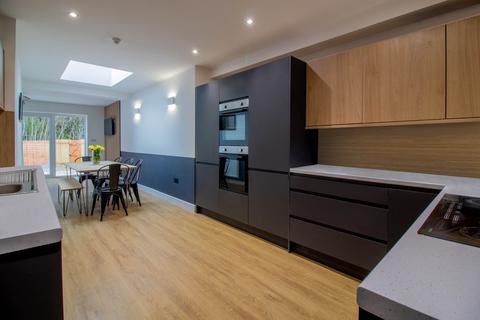 6 bedroom semi-detached house to rent - Queens Road East, Beeston NG9 2GS
